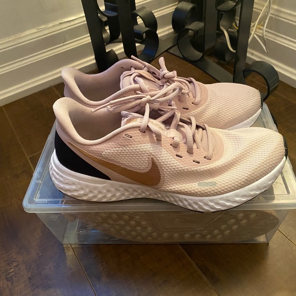 🪸🍂Nike Revolution 5
Barely Rose (Women's) No Insole but like new - Picture 13 of 14